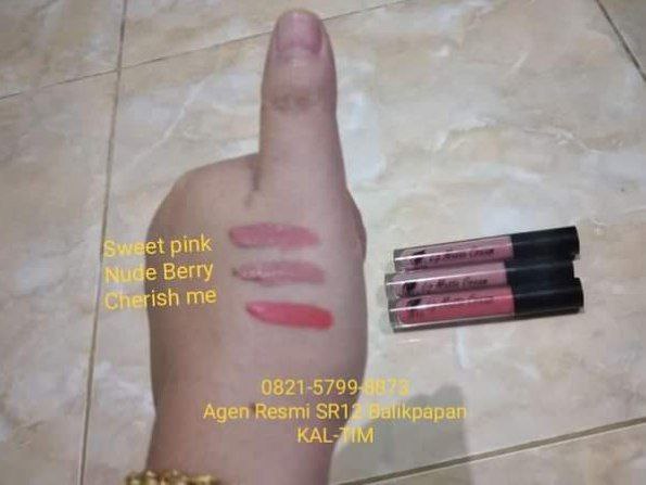 Ada yang nanya LIP MATTE CREAM yang dipake Aurel Hermansyah, warna apa ?  Langsung check2  bareng Resellerku, jawaban nya : Sweet PinkOkeeeey Habis mirip banget yah Sweet Pink ama Nude Berry😉😁Kalaupun mau Nude berry juga masuk kok, karna meski agak pucat dibanding sweet pink bisa dilapis pake lip glow jadi makin ngepink and glow gitu deh _(Abaikan tangan yang semakin bulat dan imut 🤭😬😅pengaruh PPKM🤭 )Ready Stock terbatas🤩WA/Telegram 👉 0821-5799-8873AGEN RESMI SR12 HERBAL SKINCARE BALIKPAPAN KAL-TIMshopee.co.id/agenresmisr12