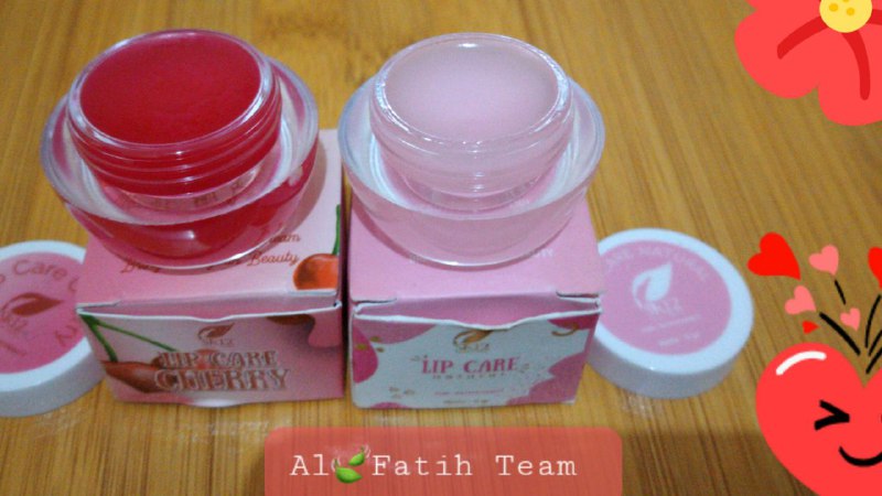Berbahan dasar Herbal alami yaitu Madu, petroleum jelly, gula, minyak essensial dll..Manfaat: solusi untuk bibir kering dan pecah2 serta mencerahkan bibir hitam Ada 2 varian:1. Lip care Natural,  (jika di perlukan bisa di pakai untuk pria karena tidak berwarna)2. Lip care Cherry ( lebih berwarna)