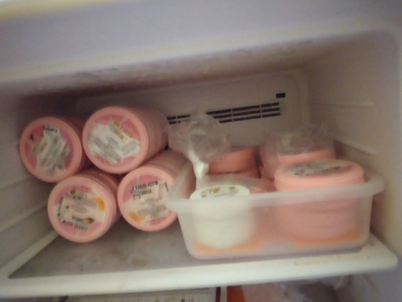 Yang nyari stock masker  ...ini stock masker saya ya ...di freezer....karena hasil fermentasi susu...maka nya harus di simpan di kulkas biar awet dan nggak basi, bahannya murni alami looooo.....bukan kimiaaaa....jadi mesti simpan di freezer...🤗🤩 siap mendetox wajah2 yang sudah terkontaminasi pemutih kimia instan berbahaya dan mengeluarkan mercury, hidroquinon dan zat2 kimia berbahaya lainnya,  mulai sekarang putus hubungan dengan itu semua, mulai sekarang 