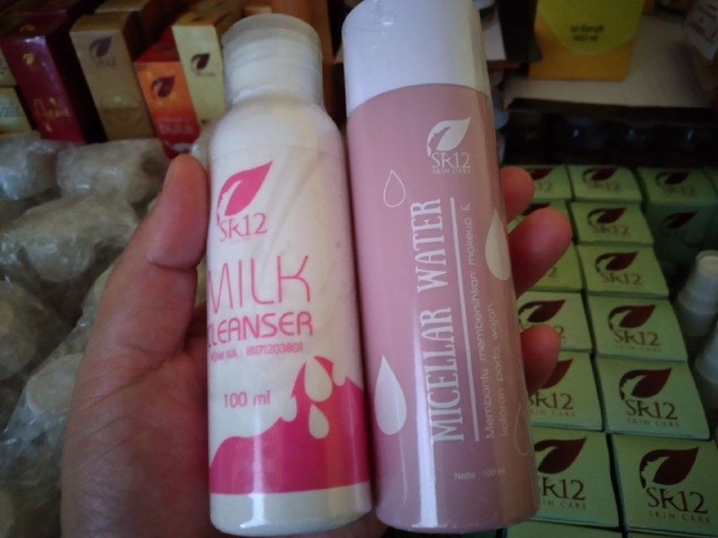 Tahap awal untuk proses cleansing adalah boleh pilih micellar water atau boleh juga milk cleanser. 👉Apa beda nya mbak.. micellar water vs milk cleanser ..kan sama2 untuk pembersihan? Beda nya adalah: kalau Micellar water tanpa di bilas, kalau milk cleanser harus di bilas.👉Terus kalau untuk membersihkan riasan atau make up:  🌸Micellar water untuk membersihkan make up/riasan ringan  sedangkan🌸Milk cleanser untuk mbersihkan make up/riasan berat atau tebalSo silahkan dipilih ya dear sesuai kebutuhan kulitmu🥰Karena salah satu dasar dari skincare adalah pembersihan/cleansing, jadi sangat penting untuk double cleansing menggunakan micellar water/milk cleanser SR12 lanjut cuci muka pakai sabun SR12, sehingga bisa mencegah jerawat muncul kembali.Ready stock🤩🤩🤩Silahkan diorder dan konsultasi (free)WA/telegram👉0821-5799-8873AGEN RESMI SR12 HERBAL SKINCARE, BALIKPAPAN KAL-TIMIntips shopeeku yuk👇shopee.co.id/agenresmisr12Atau tokpedku 👇tokopedia.com/sr12balikpapan